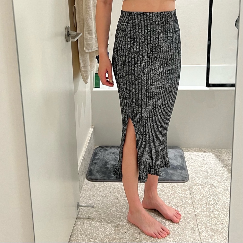 Top shop wrap skirt; color: grey/black; size: 26